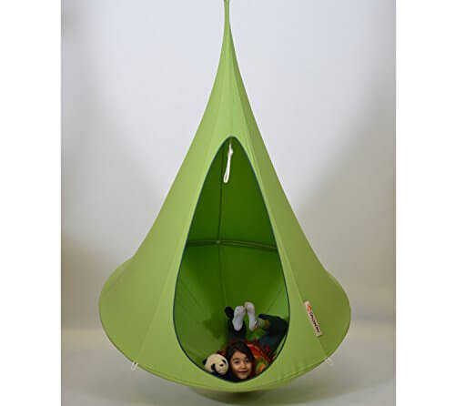 Produktfoto - Das Cacoon Hängezelt Singel in grün - fotografiert von schräg vorne - ein Kind im Hängesessel das Spaß hat