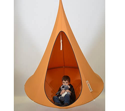 Produktfoto - Das Cacoon Hängezelt Singel in orange - fotografiert mit direkter Sicht auf den Eingang, also frontal - mit Kind im Zelt Nr. 2