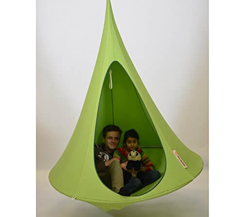 Produktfoto - Das Cacoon Hängezelt Singel in grün - fotografiert von schräg vorne - zwei Kinder im Hängesessel