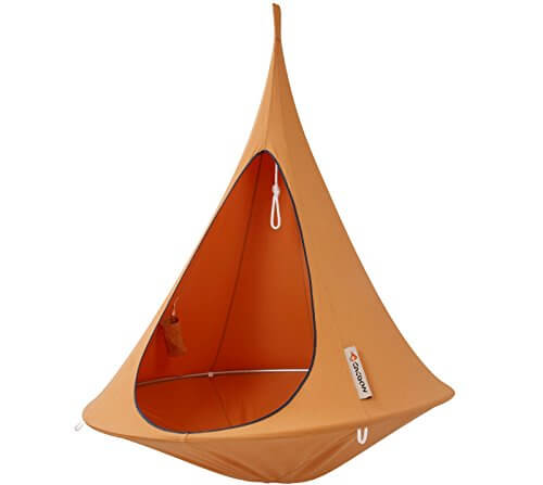 Produktfoto - Das Cacoon Hängezelt Singel in orange - fotografiert aus schräger Perspektive auf den Eingang