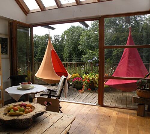 Anwendungsbeispiel - auf der Terasse hängen zwei Cacoon Hängesessel in orange und rot