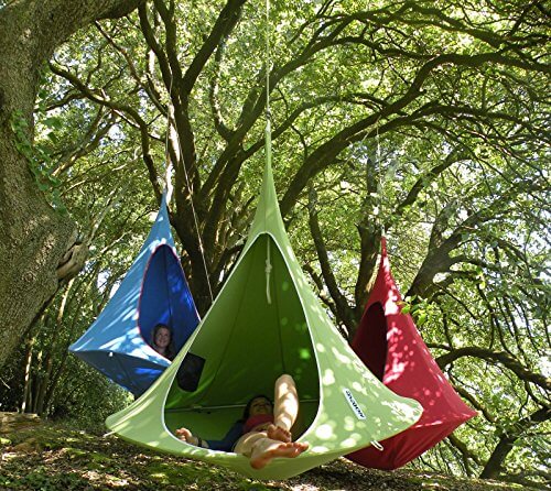 Anwendungsbeispiel - drei Zelte hängen im Wald an Bäumen - Personen liegen in den Zelten